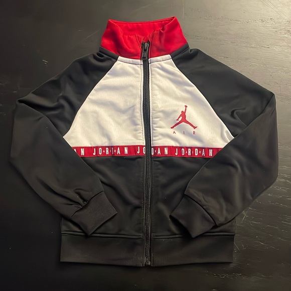 Jordan zip up sweater size 2T - Picture 2 of 6
